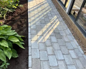 Trädgårdsanläggning med stensättning